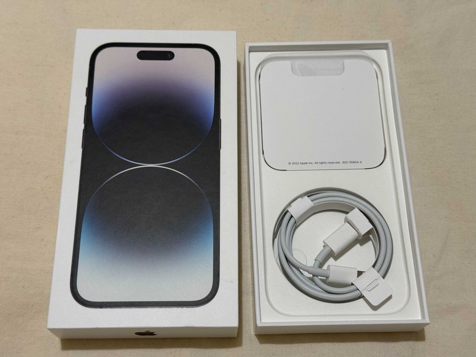 Продавам Apple iPhone 14 Pro 256GB Space Grey в комплект с няколко калъфа и screen протектор.