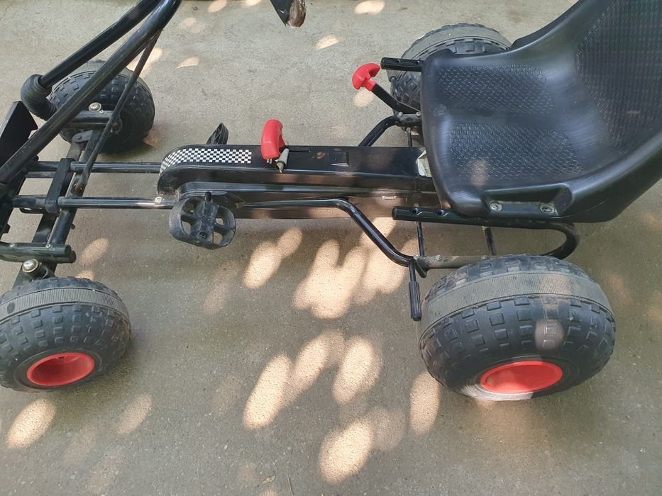 Kart  cu pedale pentru copii