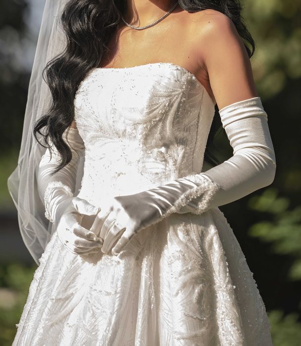 Rochie de mireasa brodata , stil printesa, cu manusi
