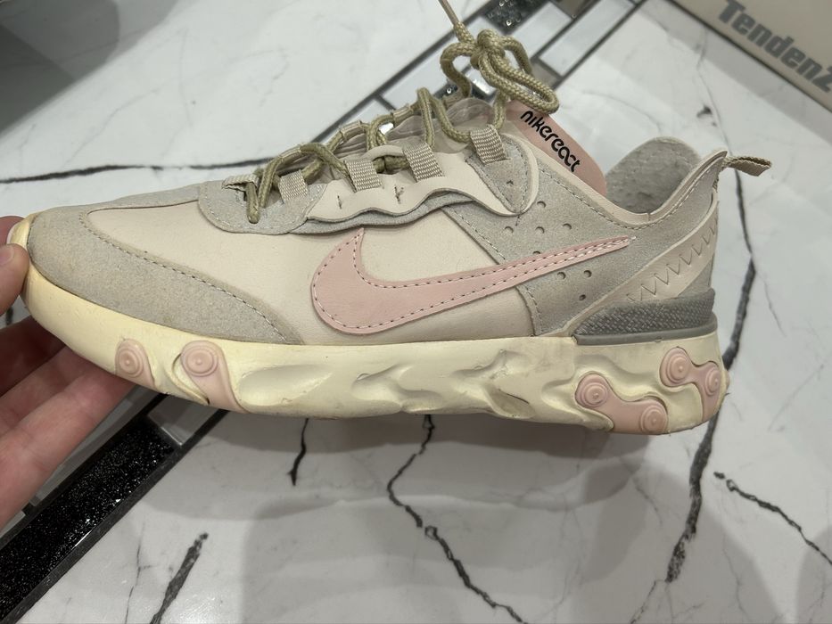 Маратонки Nike.