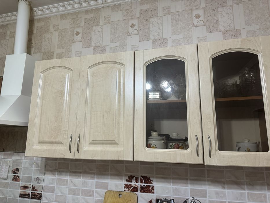 Продаётся кухонный шкафы нижние полки и верхние полки все 20к