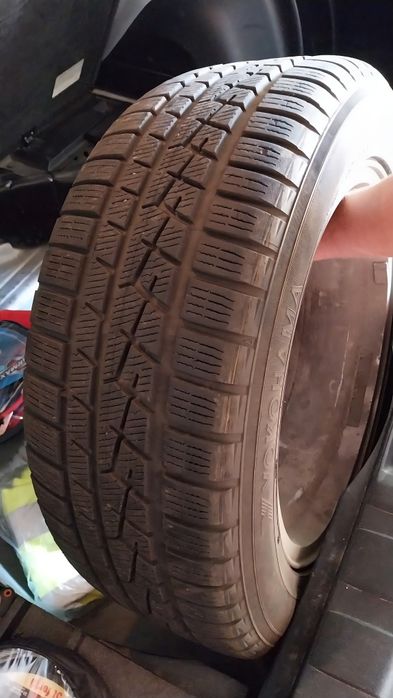 Vând 2 cauciucuri echipate cu jante !