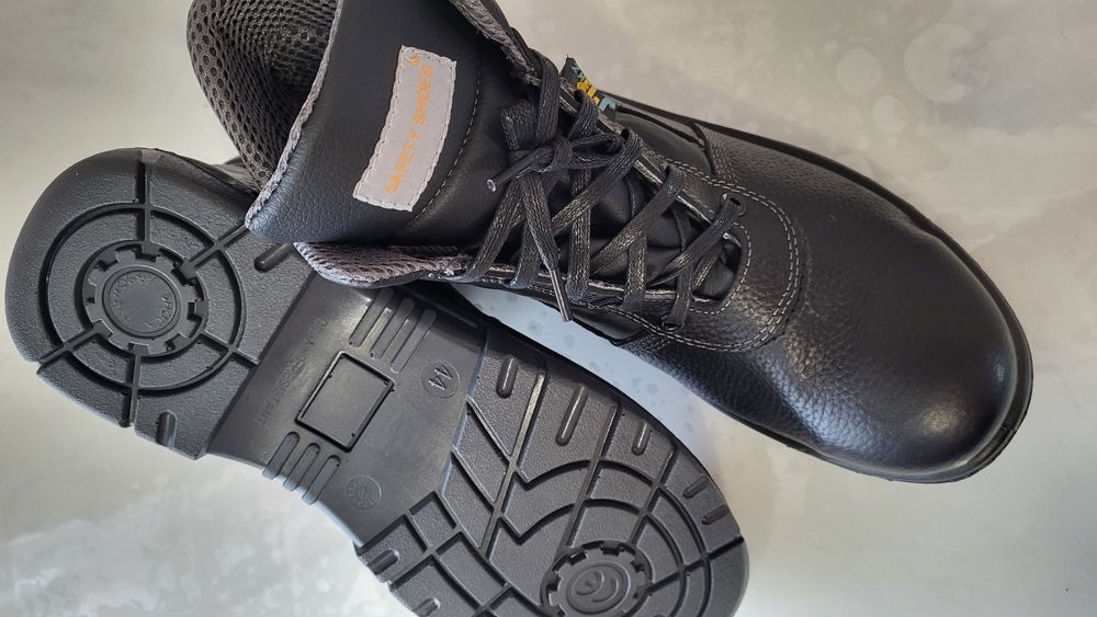 Специальная ботинка для работы