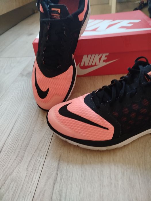 Nike FS Lite Run 3 в черно и розово.