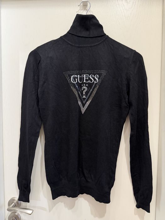 Рокля и пуловери на Guess