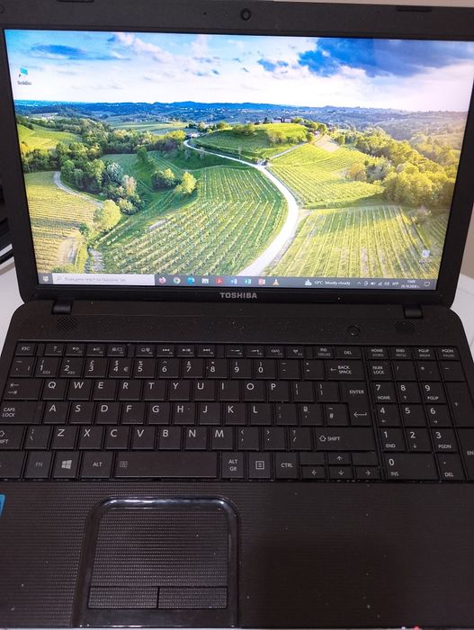 Продавам лаптоп Toshiba Windows 10pro