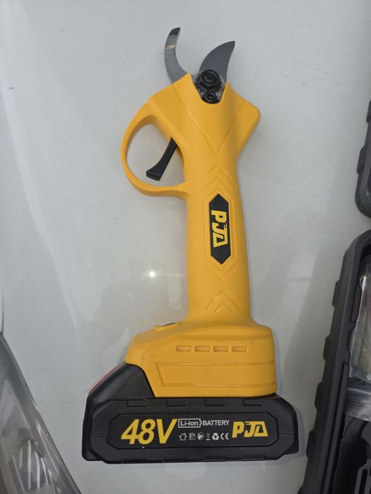 Foarfecă electrică 48V pentru vie și pomi – Puternică și ușor de fo