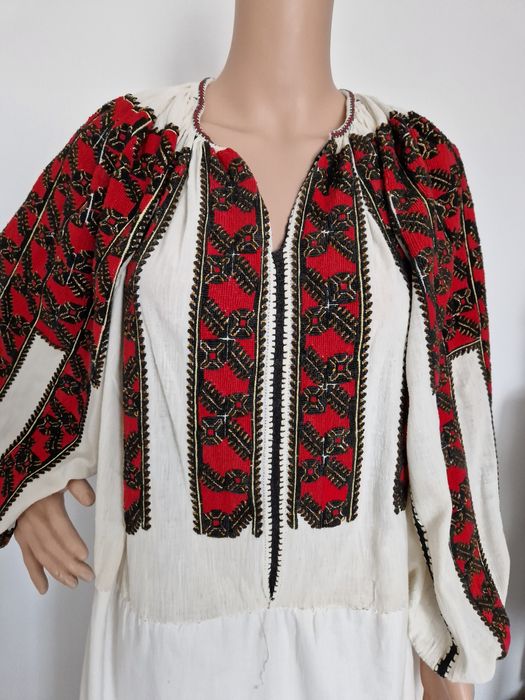 Camasa populara cusuta manual