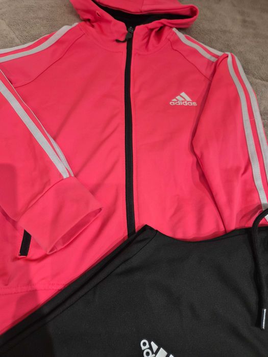 Продавам екипи за момиче