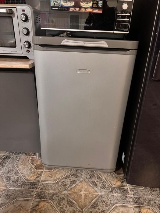 Ковёр, стол, под телевизор