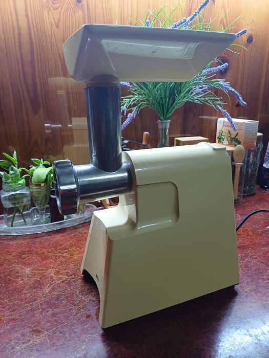 Продаю бытовую электрическую мясорубку " BRAUN " .