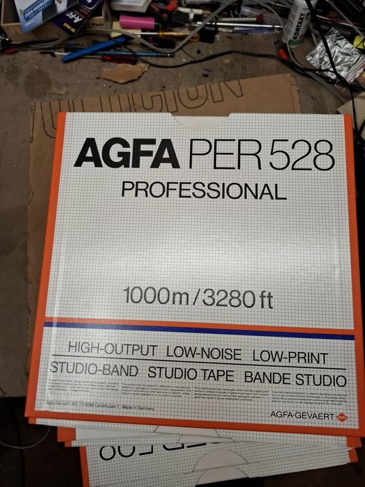 Продавт се метални ролки и ленти за ролков магнетофон на AGFA.