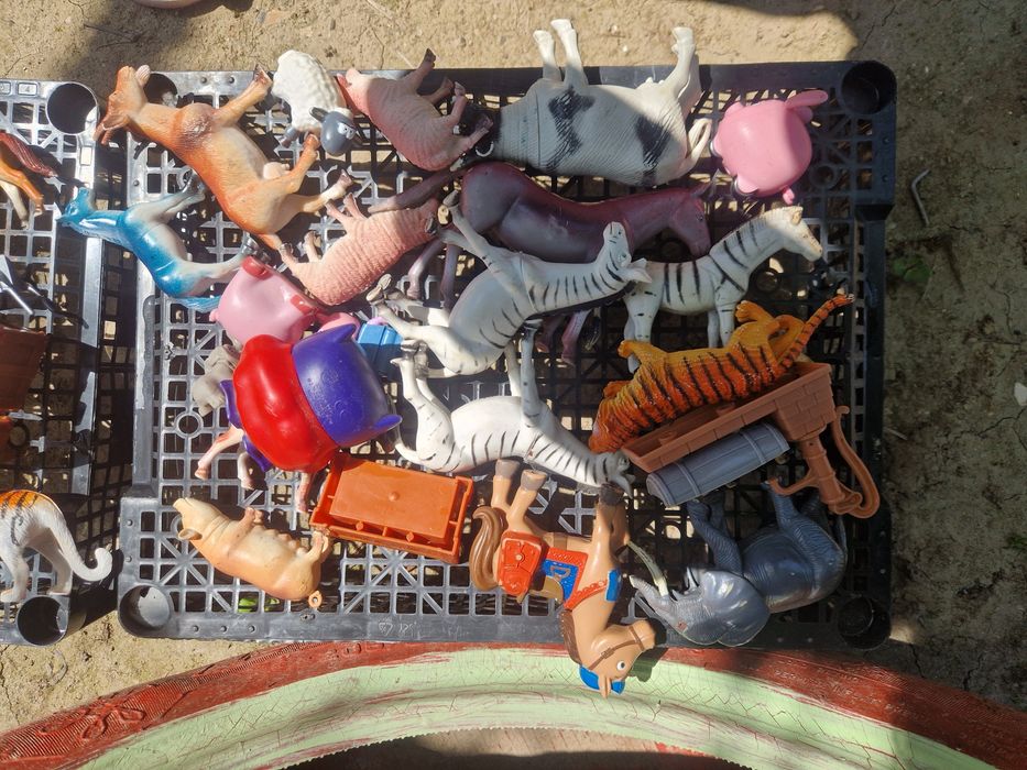 Около 100 броя животни,фермери и всякакви играчки