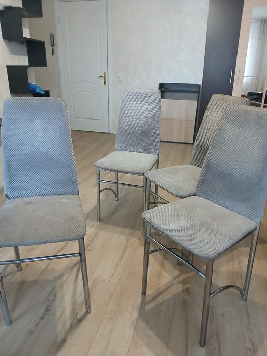 Продам стиральную машинку, кухонный стол, 4 стула, диван, шкаф.