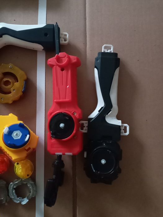 Бэйблейд 12500 есть железные