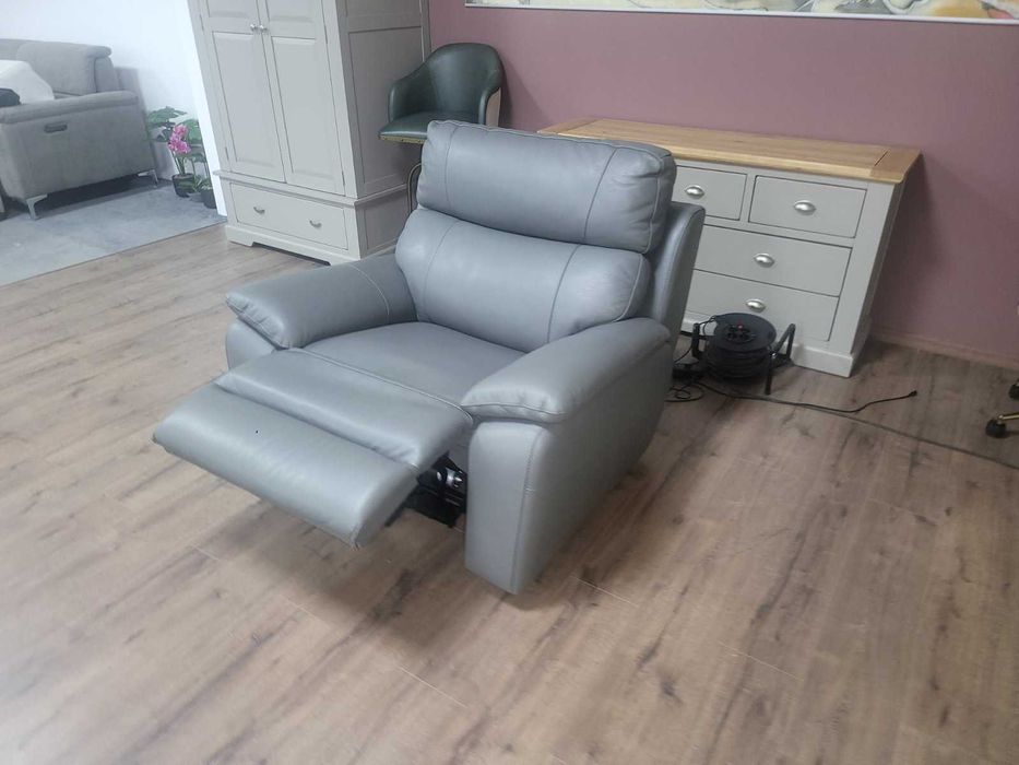 Сив кожен фотьойл с електрически релаксиращ механизъм