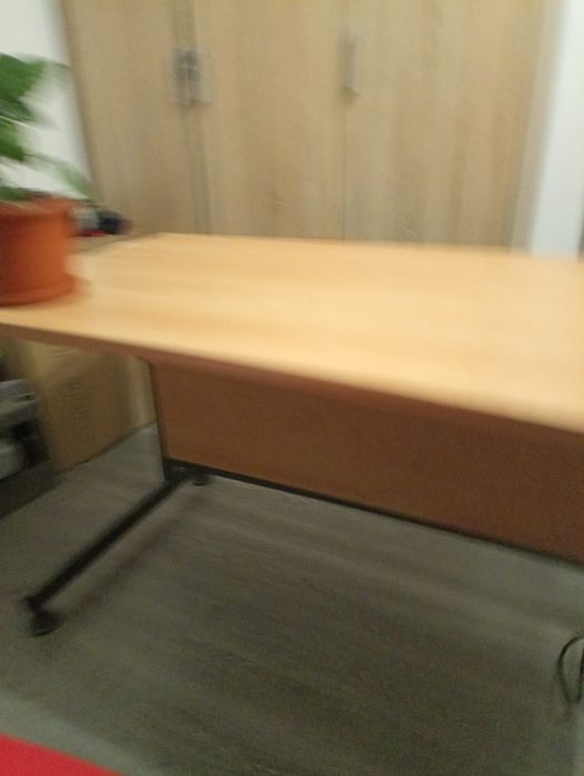 Vând birou cadru metalic.