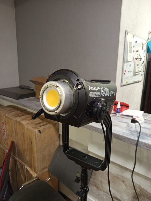 Aputure 600d LS Pro (V-Mount), Aputure Nova 300c