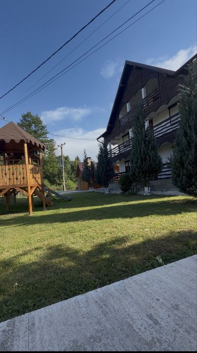 Cabana cu foisor si loc de joaca pentru copii
