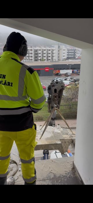 Demolari taiat spart, santuri electrice