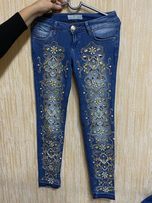 Красивый джинсовый костюм со стразами