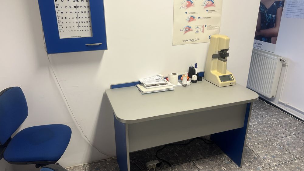 Vand mobilier de tip comercial- magazine, firme