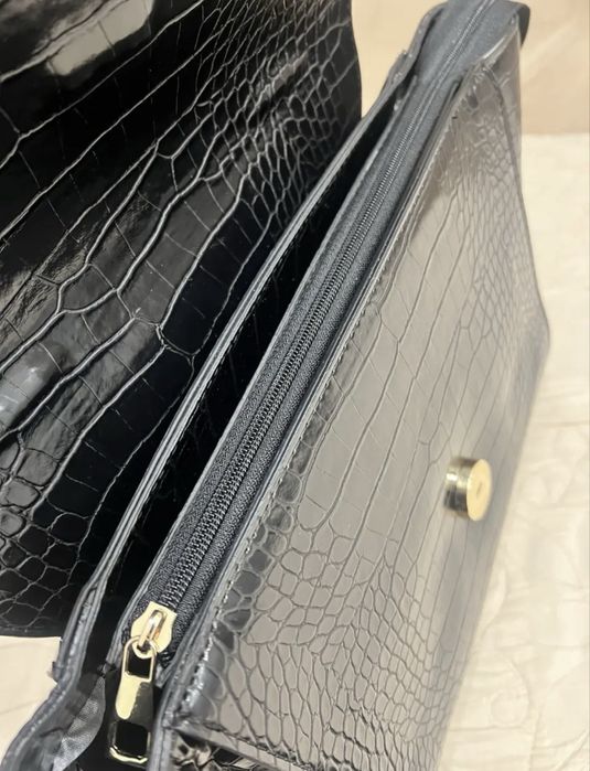 Дамската чанта DNKY