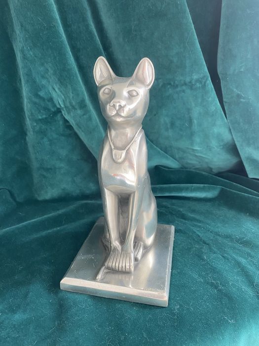 Скулптури каменни кучета, глава на слон, коне, котка Бастет, фигури