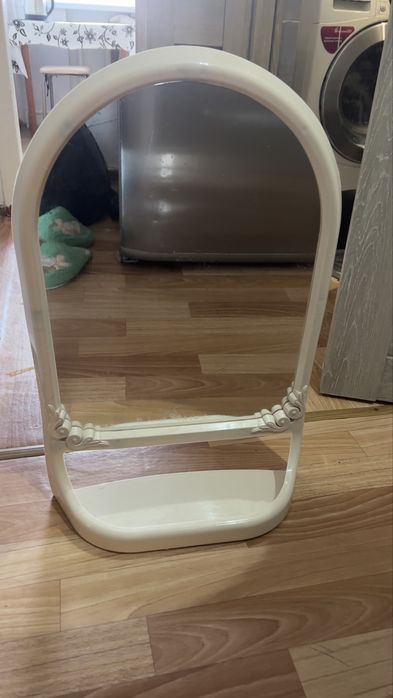 Продам зеркало с полкой