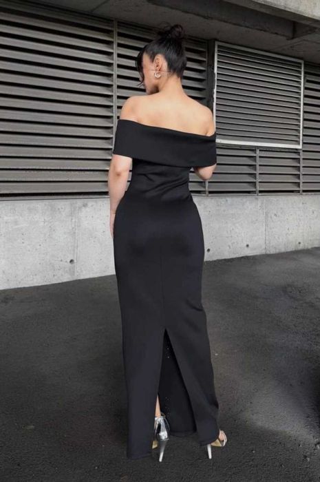 Черна рокля без презрамки с ефект на гмуркане и камъни