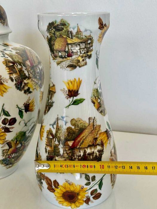 Винтидж сет от три големи порцеланови вази