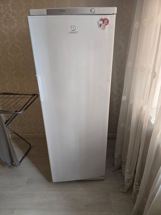 Продам бу морозильная камера Indecit