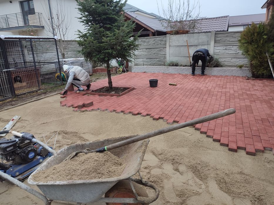 Montăm pavele. 33 de lei metru pătrat manoperă la montaj