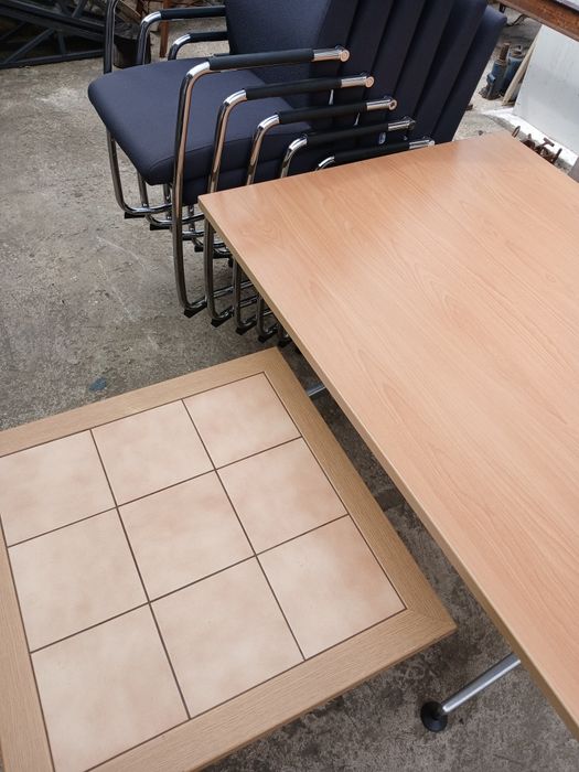 Продавам две маси и 6 стола