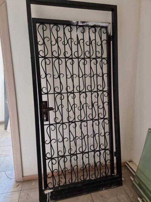 Металическая дверь решетчатая