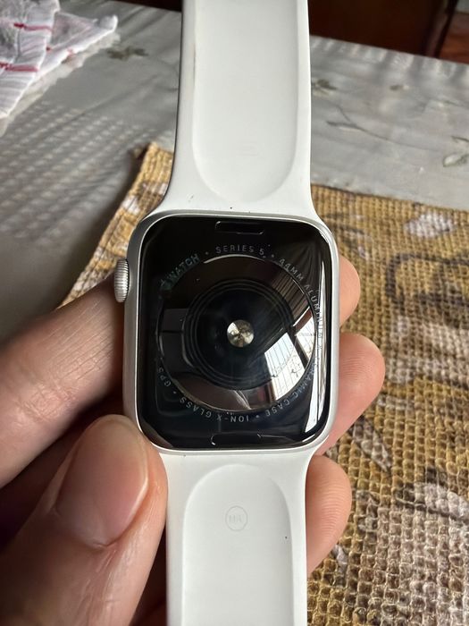 Продам apple watch 5 серии 44 мм, зарядки нет, коробки нет