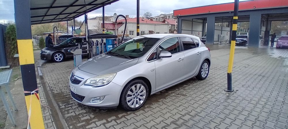 Vând Opel Astra J 2010