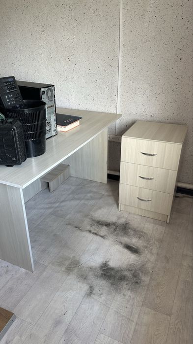 Продам офисную мебель столы 2шт комод полка