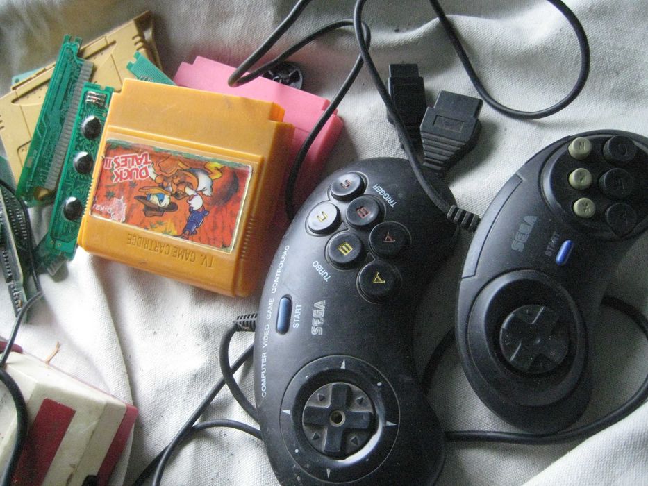 Игровая приставка Tomahawk и типа 1990-х Dendy