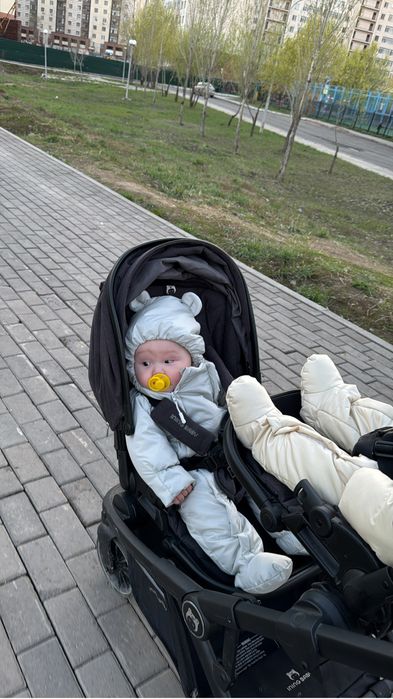 Коляска для двойни погодок