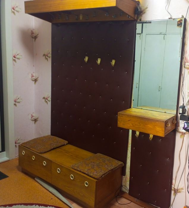 Шкаф с зеркалом, срочно