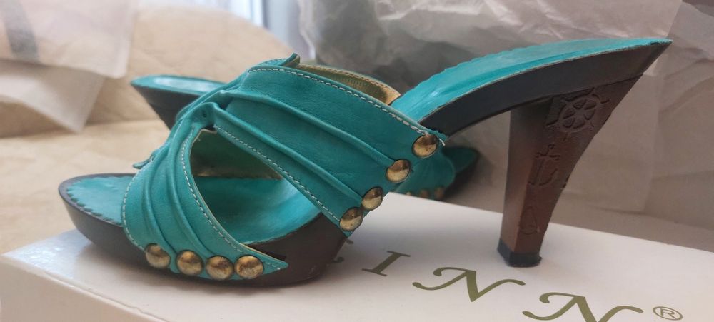 Босоножки кожаные