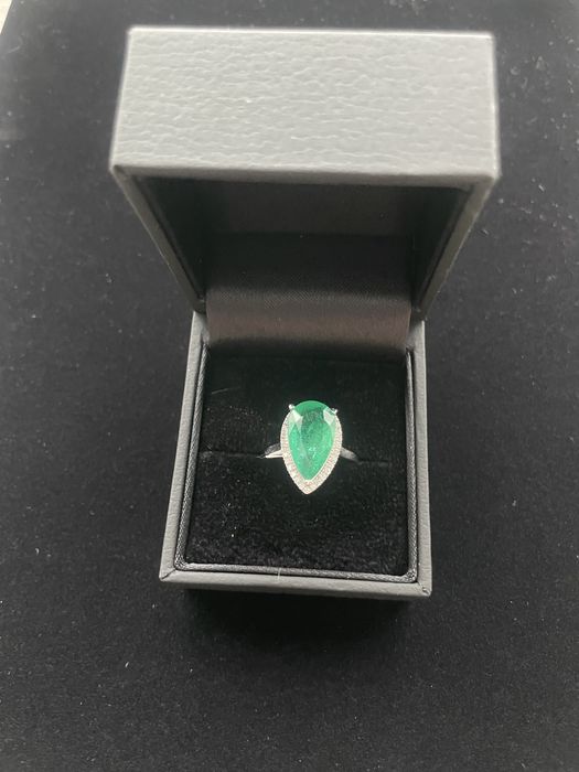 Дамски пръстен бяло злато, изумруд и диаманти.