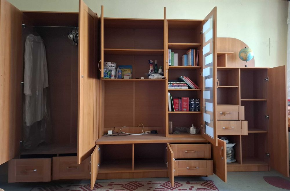 Bibliotecă spațioasă, stare impecabilă (ca nouă)