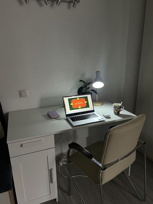 Белый рабочий стол в хорошем состоянии