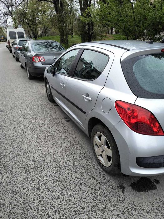 Продавам Peugeot 207 / 2009 година с технически преглед и гражданска отговорност