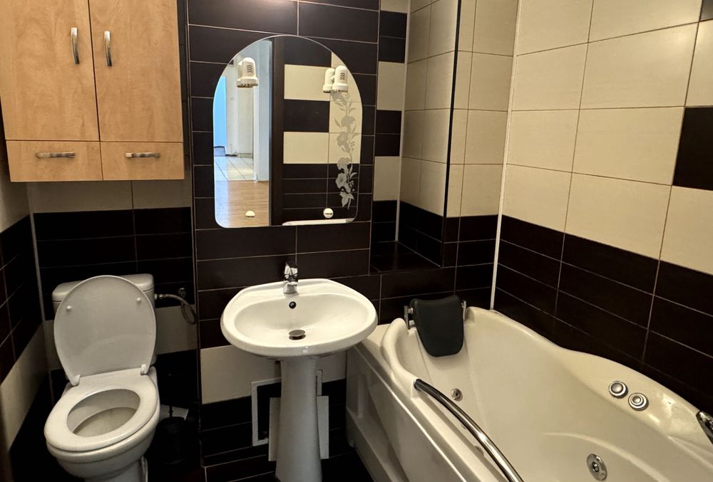 Apartament cu 3 dormitoare de închiriat-120mp.