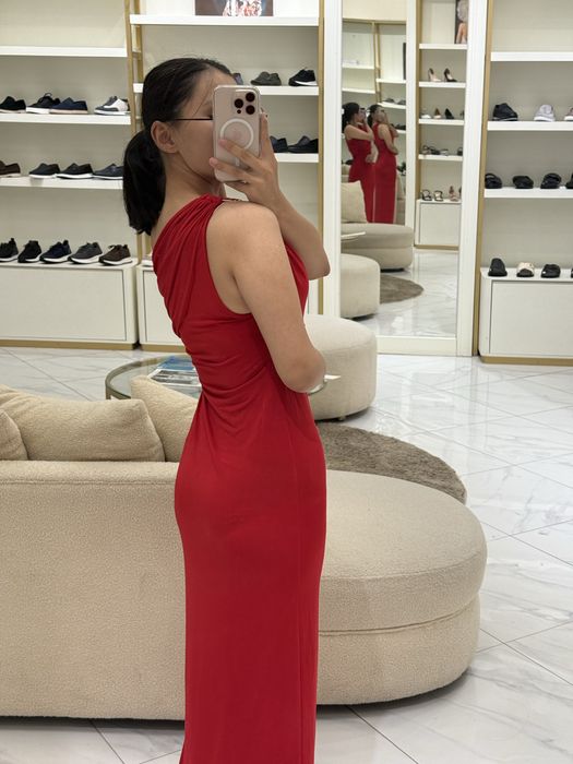 Красное силуетное платье