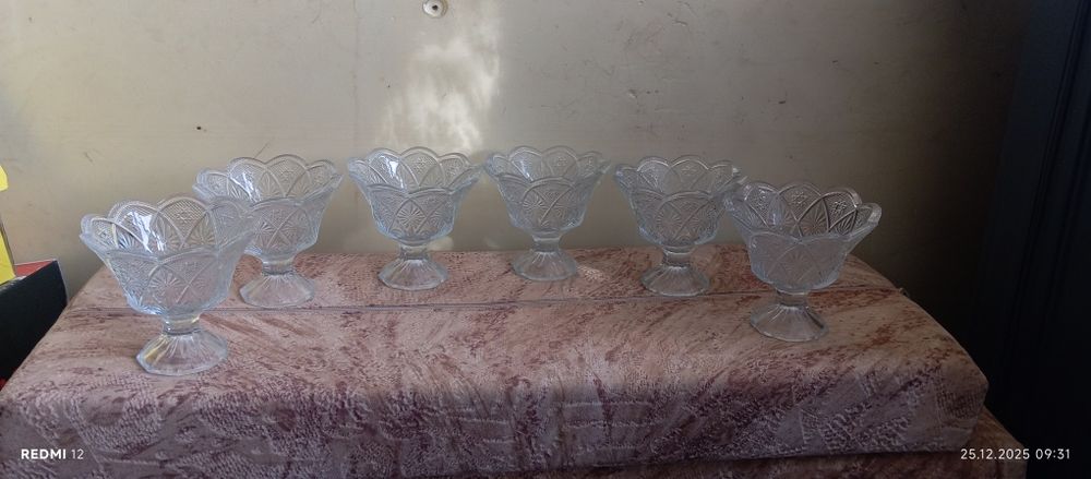 Посуда и кресло.