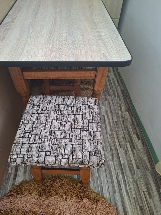 Măsuță cu  2 taburete noi